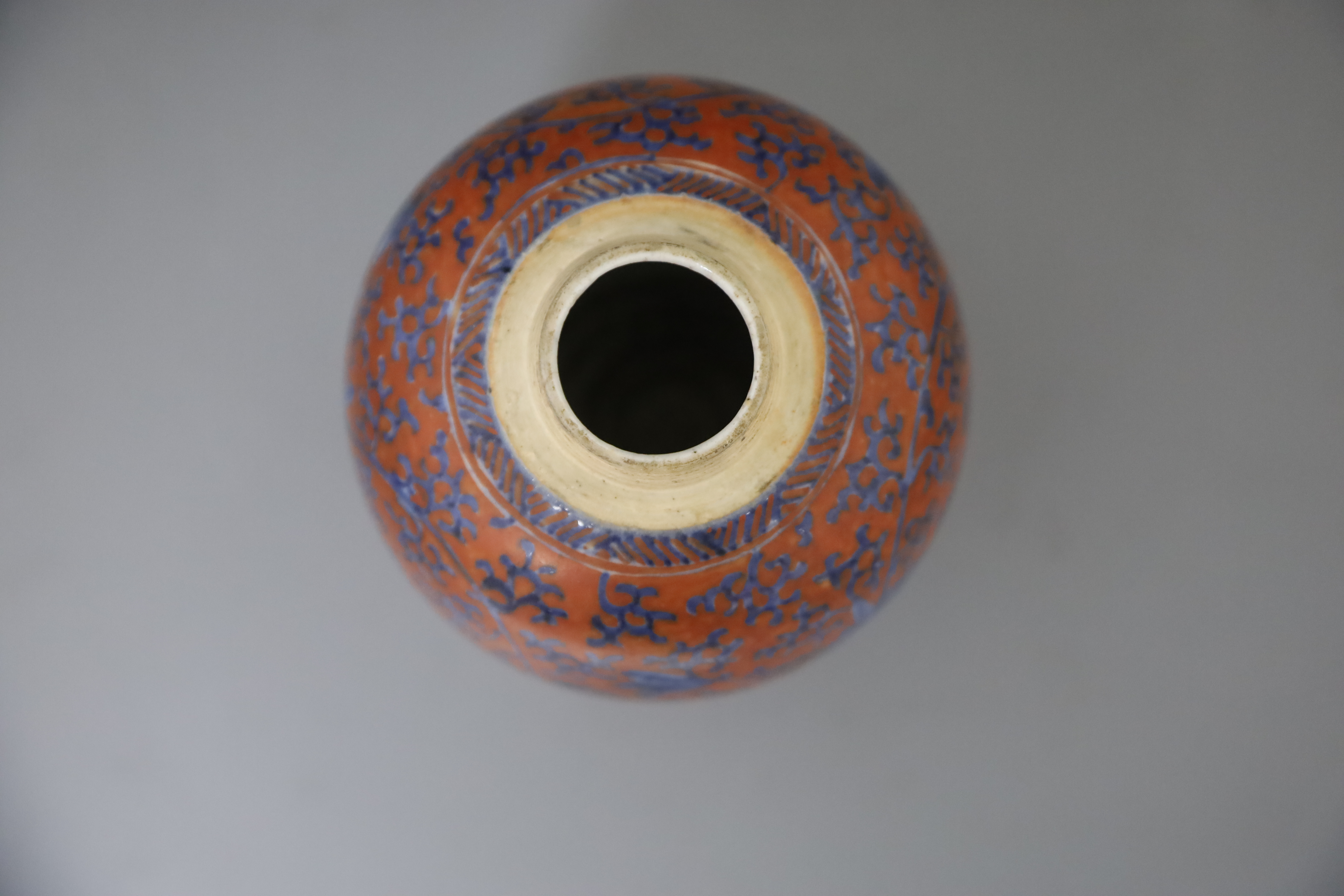 A Chinese coral red ground underglaze blue jar, Kangxi period, H. 12.3cm, excluding wood cover and stand